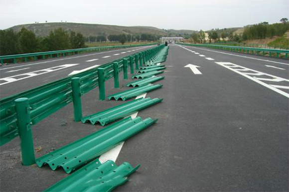 南通波形护栏的维护与管理确保道路安全的关键步骤